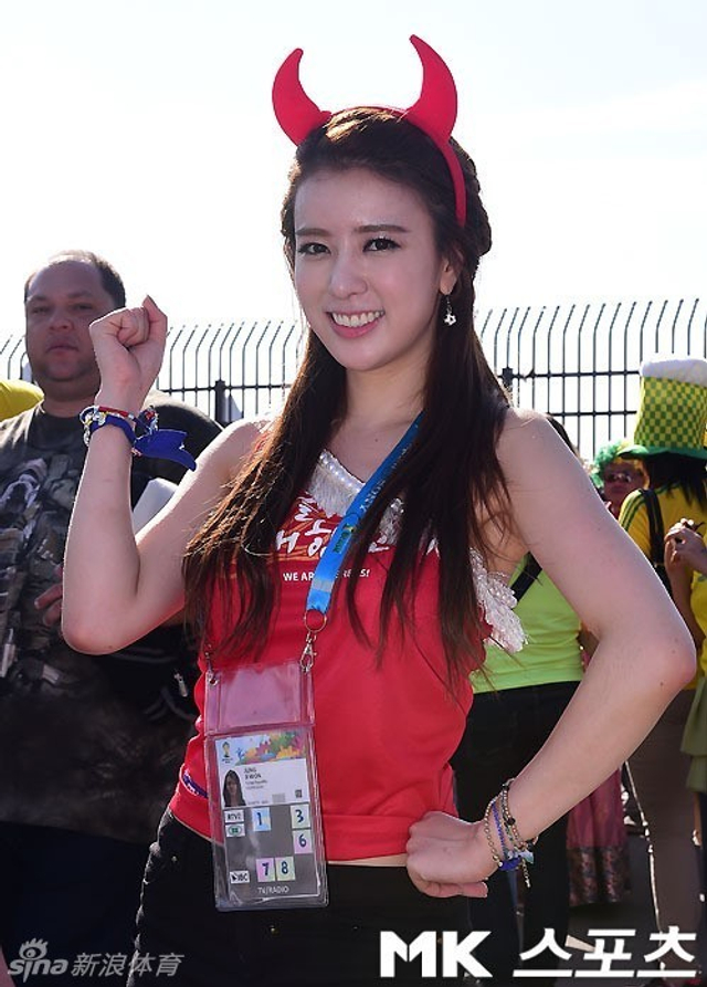 韩国美女劲歌热舞助阵小组赛末战