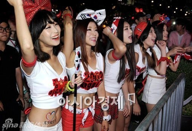 韩国美女劲歌热舞助阵小组赛末战