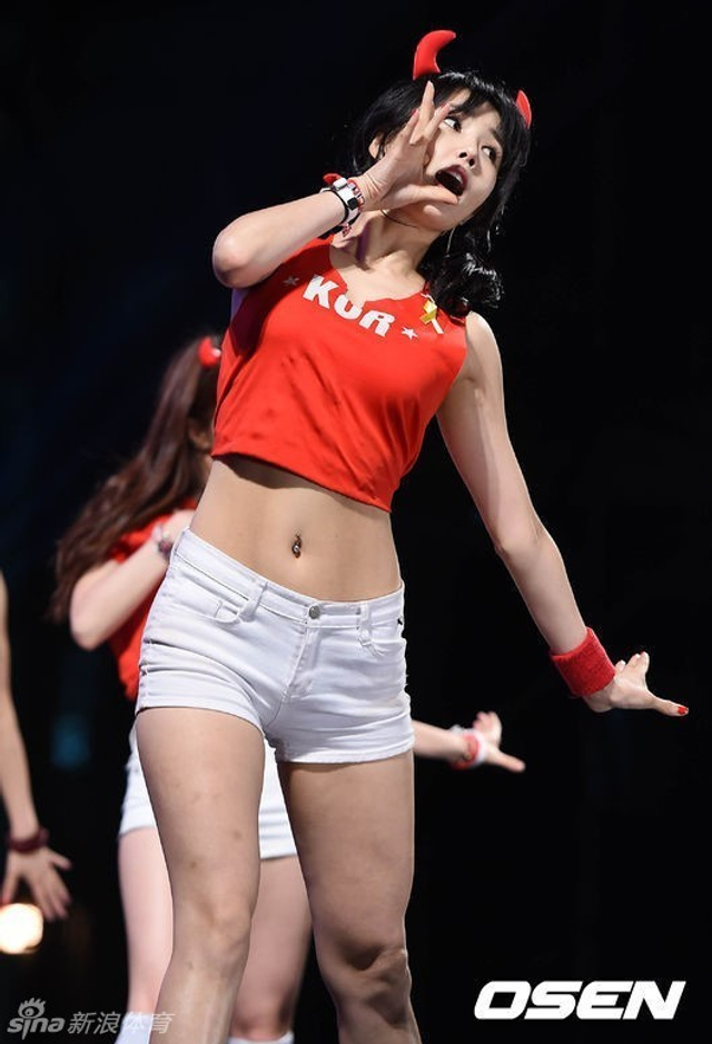 韩国美女劲歌热舞助阵小组赛末战