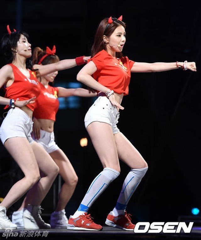 韩国美女劲歌热舞助阵小组赛末战