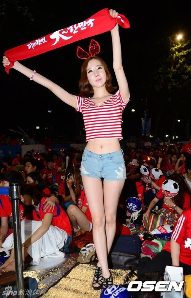 韩国美女劲歌热舞助阵小组赛末战