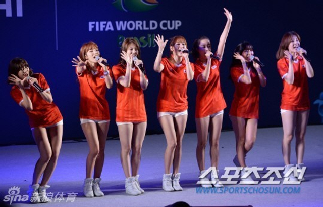 韩国美女劲歌热舞助阵小组赛末战
