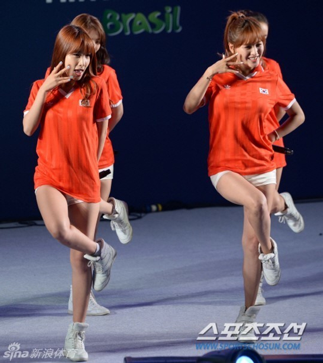 韩国美女劲歌热舞助阵小组赛末战