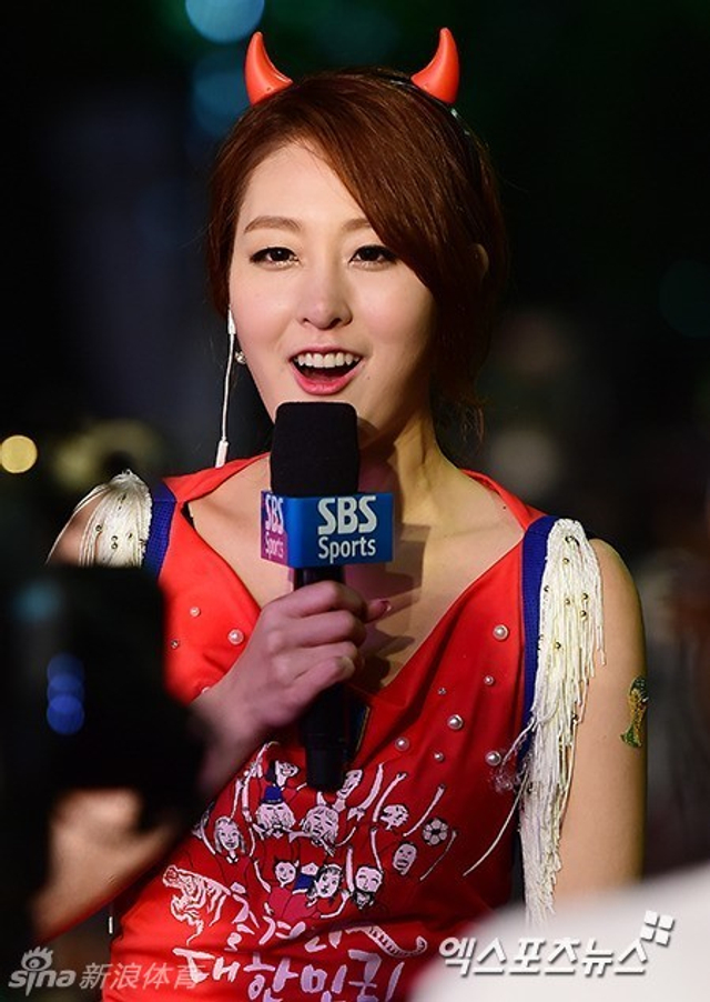 韩国美女劲歌热舞助阵小组赛末战