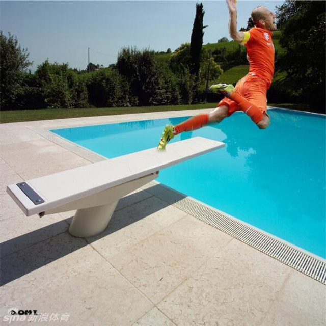 “天气太热啦，我要游泳~”