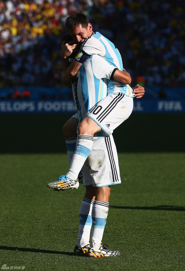 迪玛利亚深情拥抱梅西