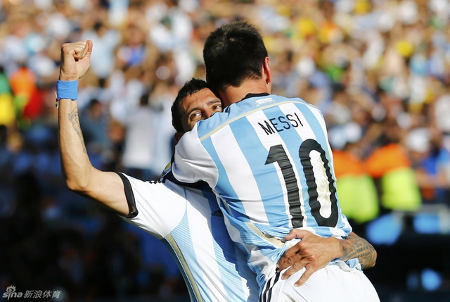 梅西拥抱迪马利亚