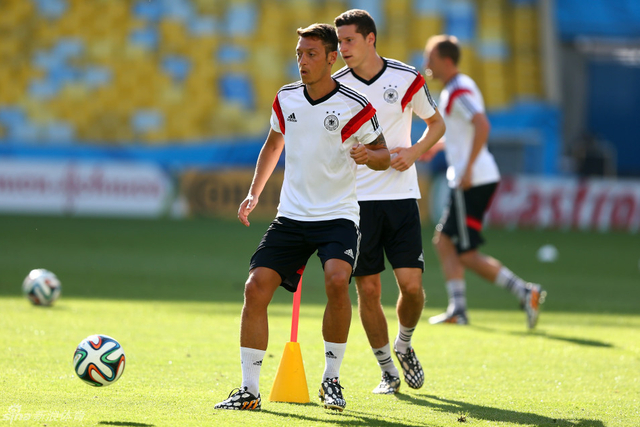 厄齐尔神情专注