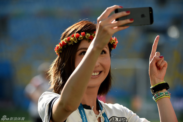 女球迷观战自拍