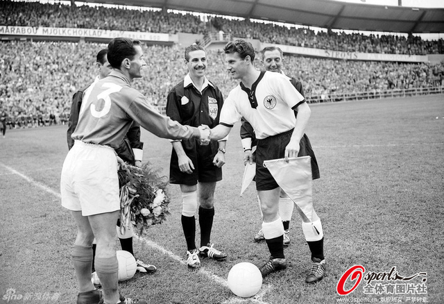 法国队彭温尼与联邦德国队沙费尔握手