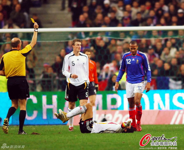 对德国队队长巴拉克犯规的法国队亨利吃到黄牌
