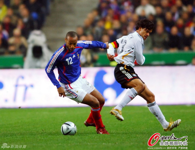 法国队亨利和德国队队长巴拉克在比赛中