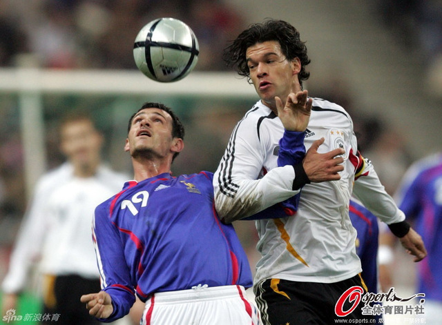 德国队巴拉克和法国队萨尼奥尔争抢