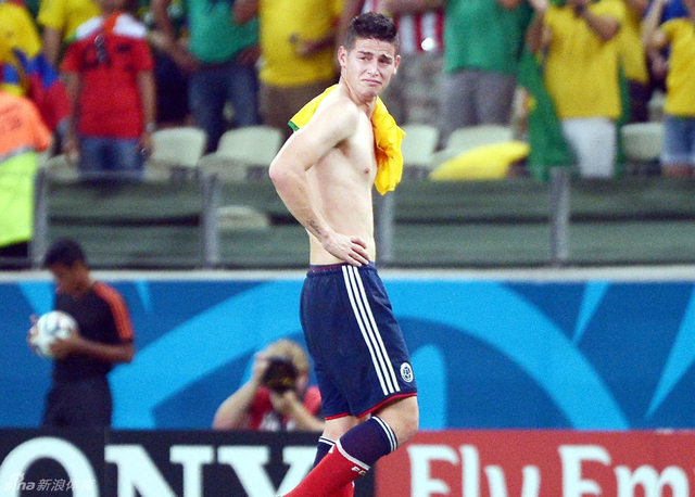 回眸，带着满眼伤悲，定格在告别巴西的那一刻