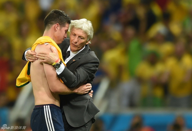 躲在恩师怀抱里哭泣