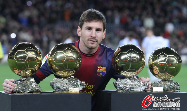 梅西手捧金球奖杯