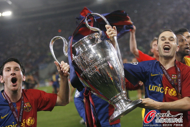 梅西手捧欧洲冠军杯奖杯