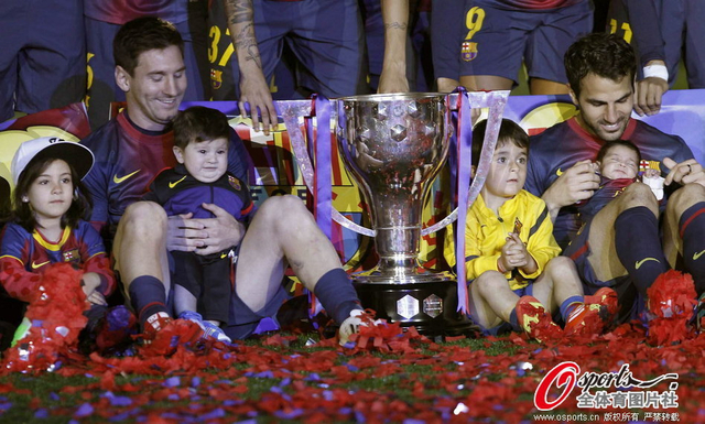 梅西和家人一起庆祝