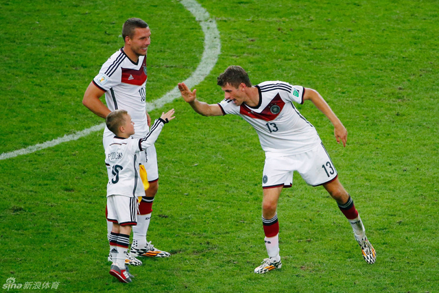 穆勒和波多尔斯基庆祝夺冠