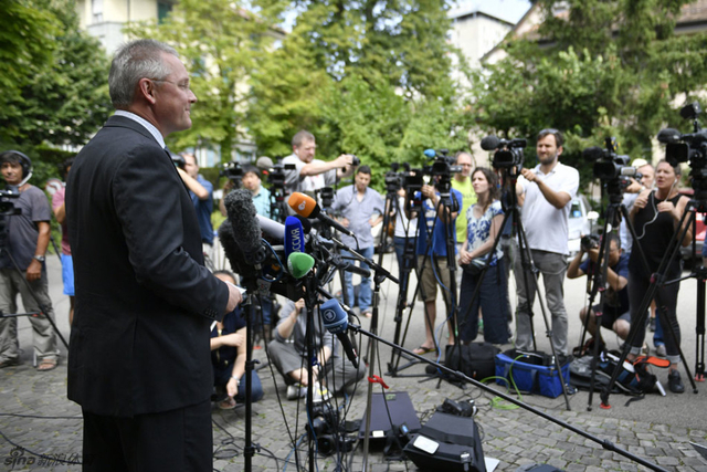 马修参加记者会