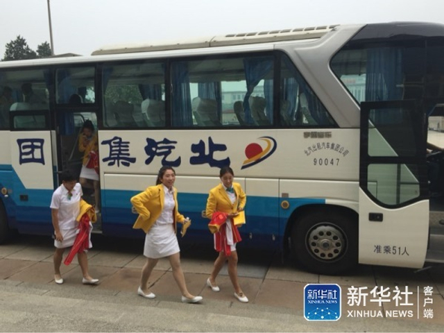 女子曲棍球队走下大巴