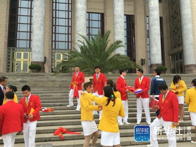 游泳队抵达人民大会堂