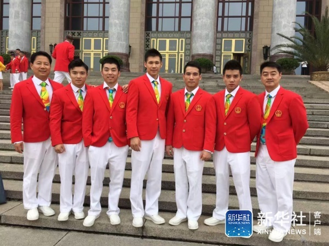 中国体操男队与教练合影