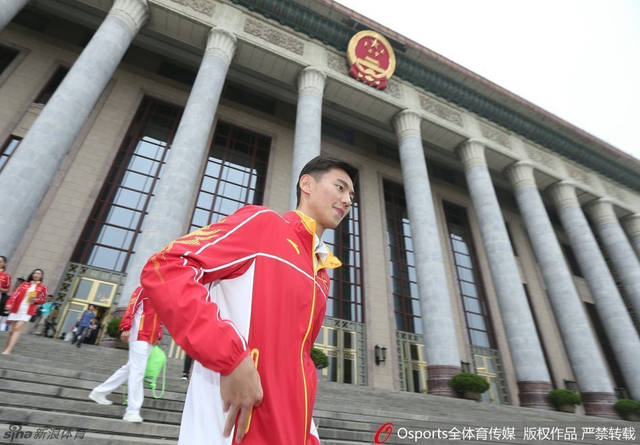 走出人民大会堂