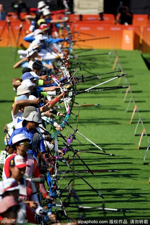 各国选手射箭准备