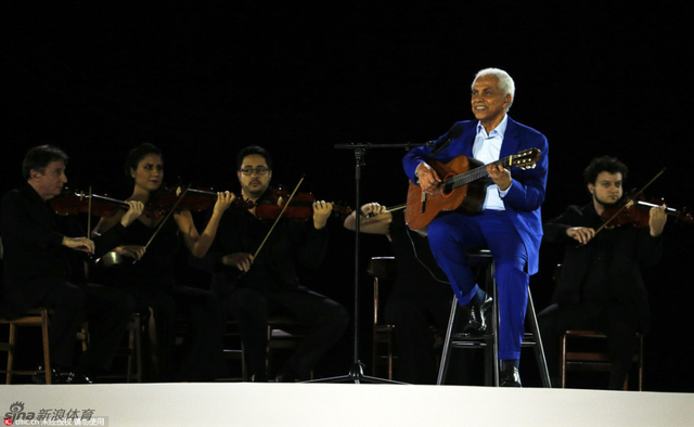 巴西国民艺术家保利尼奥-达维奥拉演唱