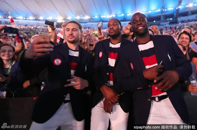 跟现场观众玩自拍