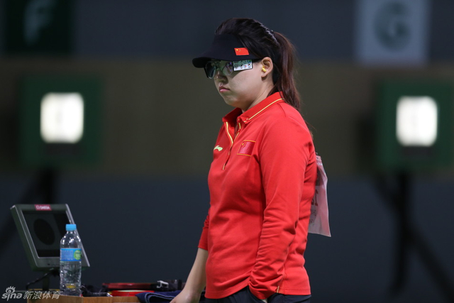 张梦雪扫视全场