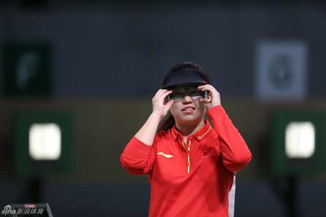 张梦雪一幅学生气