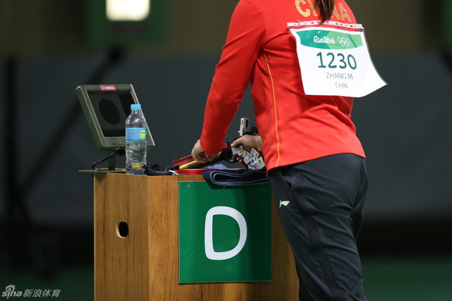 张梦雪准备枪械