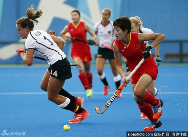 张箫雪带球进攻