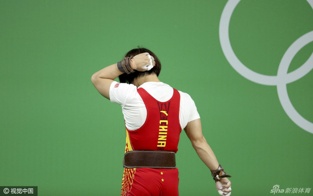 向艳梅手捂后脑