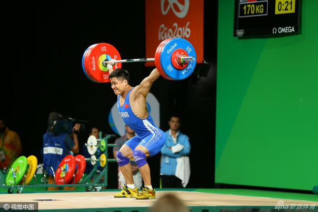 吕小军奋力一举