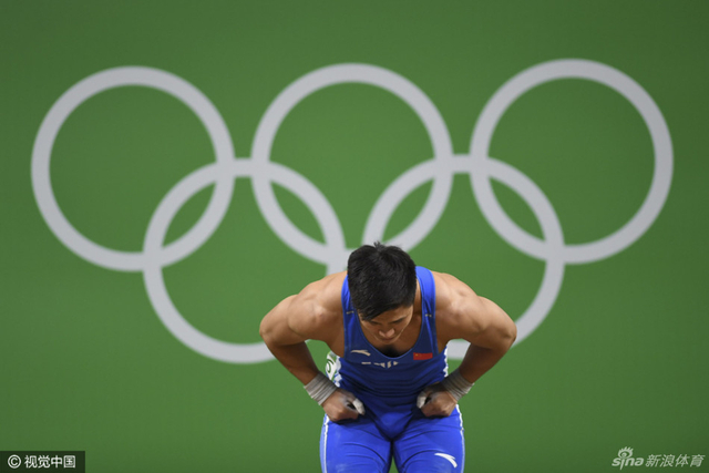 吕小军鞠躬致意