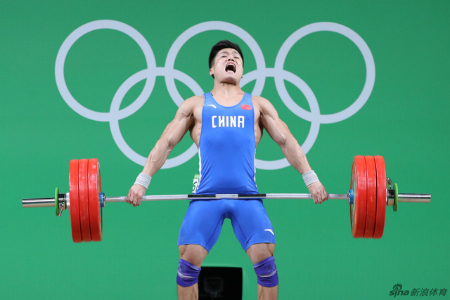 吕小军在抓举比赛中试举