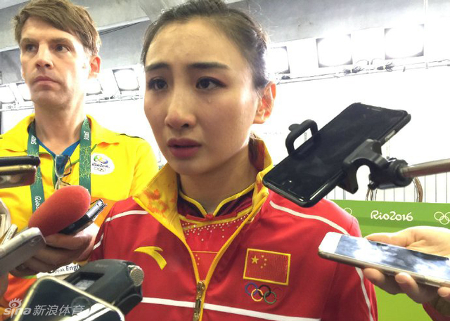 何雯娜泪流满面