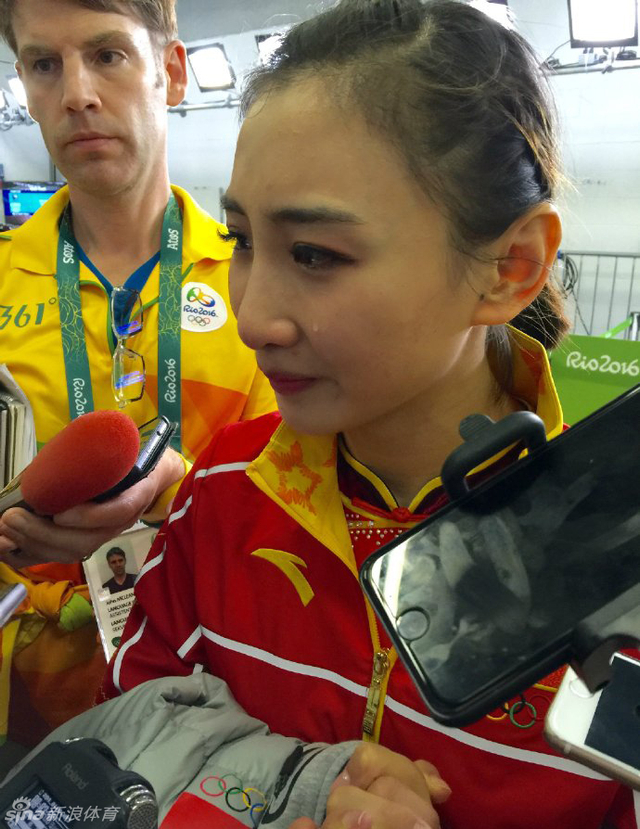 何雯娜泪流满面