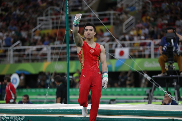 单杠- 握拳示意