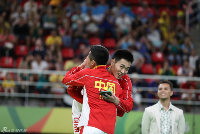 队友开心拥抱下