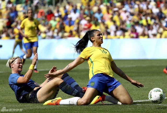 瑞典球员强悍防守