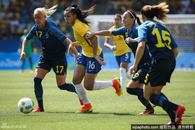 巴西队员杀出重围