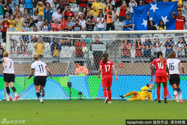 点球破门瞬间