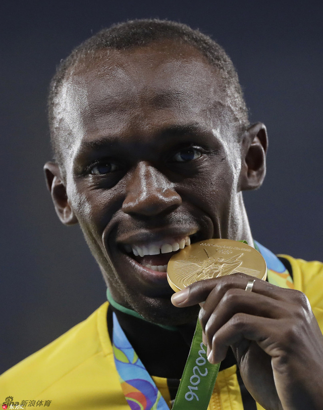 博尔特咬金牌