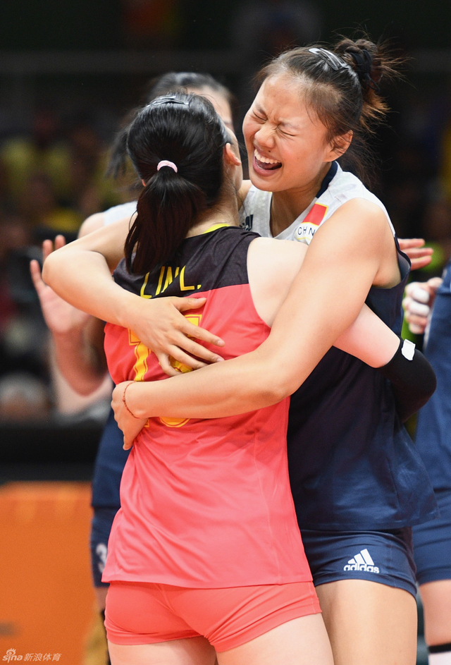 中国女排庆祝胜利