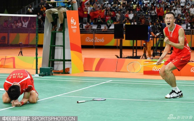 傅海峰激动跪地