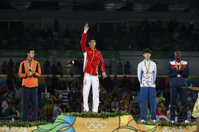 登上冠军领奖台